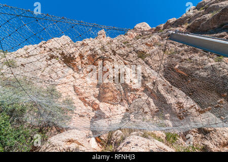 Netting barriera caduta massi in insenature di Montserrat ingresso, Collbató, Catalogna, Spagna Foto Stock