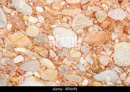 Vista ravvicinata di roccia conglomerato all'interno di grotte salnitre in Montserrat, Collbató, Catalogna, Spagna Foto Stock