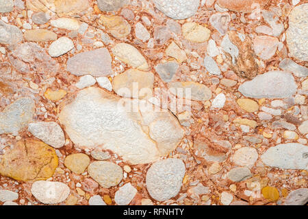 Vista ravvicinata di roccia conglomerato all'interno di grotte salnitre in Montserrat, Collbató, Catalogna, Spagna Foto Stock