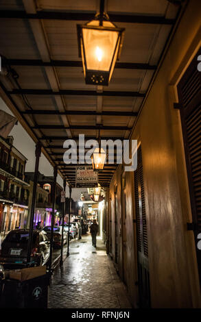 Il francese Street, New Orleans, di pioggia caduta la notte Foto Stock