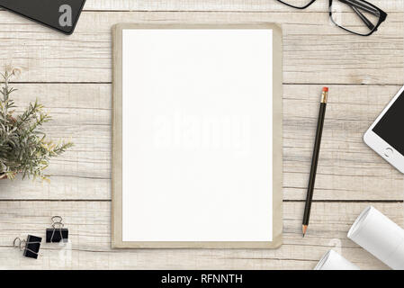 Schizzi di disegno concetto con carta vuota sulla scrivania in legno con penna e accessori per ufficio accanto a. Foto Stock