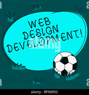 Mano concettuale che mostra la scrittura Web Design sviluppo. Business photo testo a sviluppare siti web per l'hosting tramite intranet Pallone da calcio in erba e Foto Stock