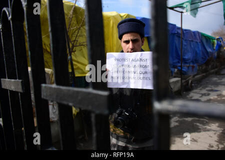 Srinagar Kashmir. 26 gen, 2019. I giornalisti protestano contro le autorità di governo dopo alcuni dei giornalisti non erano ammessi a coprire la Repubblica indiana giorno celebrazioni a Srinagar, Indiano Kashmir amministrato il 26 gennaio 2019. I giornalisti boicottato la Repubblica indiana day celebrazione dopo alcuni dei giornalisti sono state escluse dalla copertura dell'evento. Più tardi i giornalisti sono scesi in strada e ha protestato contro le autorità per interrompere la mira. Credito: Muzamil Mattoo/Pacific Press/Alamy Live News Foto Stock