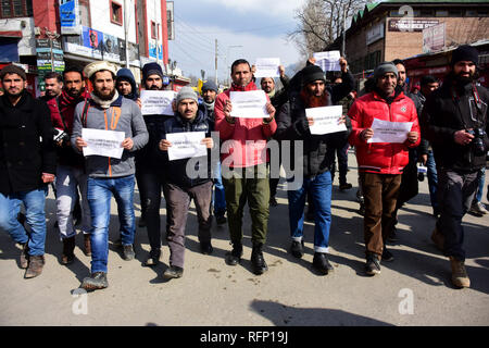 Srinagar Kashmir. 26 gen, 2019. I giornalisti protestano contro le autorità di governo dopo alcuni dei giornalisti non erano ammessi a coprire la Repubblica indiana giorno celebrazioni a Srinagar, Indiano Kashmir amministrato il 26 gennaio 2019. I giornalisti boicottato la Repubblica indiana day celebrazione dopo alcuni dei giornalisti sono state escluse dalla copertura dell'evento. Più tardi i giornalisti sono scesi in strada e ha protestato contro le autorità per interrompere la mira. Credito: Muzamil Mattoo/Pacific Press/Alamy Live News Foto Stock