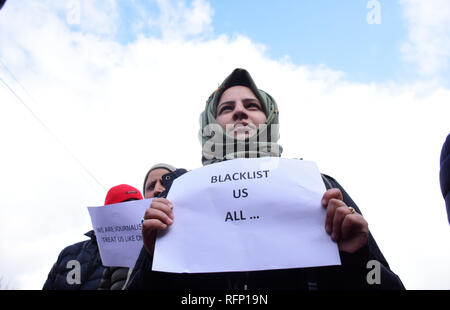 Srinagar Kashmir. 26 gen, 2019. I giornalisti protestano contro le autorità di governo dopo alcuni dei giornalisti non erano ammessi a coprire la Repubblica indiana giorno celebrazioni a Srinagar, Indiano Kashmir amministrato il 26 gennaio 2019. I giornalisti boicottato la Repubblica indiana day celebrazione dopo alcuni dei giornalisti sono state escluse dalla copertura dell'evento. Più tardi i giornalisti sono scesi in strada e ha protestato contro le autorità per interrompere la mira. Credito: Muzamil Mattoo/Pacific Press/Alamy Live News Foto Stock