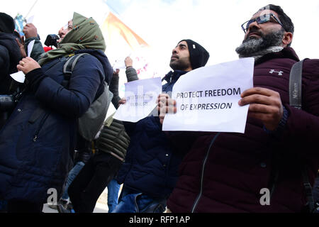 Srinagar Kashmir. 26 gen, 2019. I giornalisti protestano contro le autorità di governo dopo alcuni dei giornalisti non erano ammessi a coprire la Repubblica indiana giorno celebrazioni a Srinagar, Indiano Kashmir amministrato il 26 gennaio 2019. I giornalisti boicottato la Repubblica indiana day celebrazione dopo alcuni dei giornalisti sono state escluse dalla copertura dell'evento. Più tardi i giornalisti sono scesi in strada e ha protestato contro le autorità per interrompere la mira. Credito: Muzamil Mattoo/Pacific Press/Alamy Live News Foto Stock