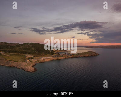 Antenna vista panoramica di Stinica-Croatia,piccola isola con ferry terminal. Bellissimo paesaggio di mare al tramonto. 7.7.2018, Croazia Stinica Foto Stock