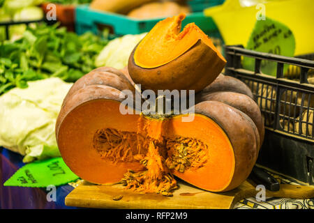 Set di zucche arancione sul piatto di legno laici di spazio libero. Fresh cut schiaccia sulla tavola di legno, paese autunno sfondo. Stagionali, raccolto, caduta, organico fo Foto Stock