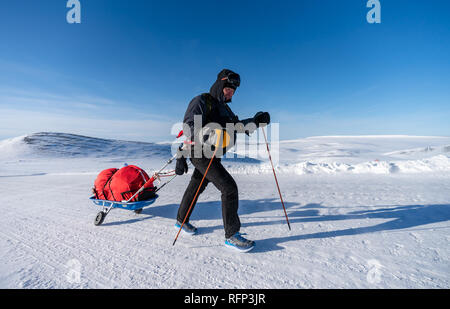 Concorrente sul dempster highway durante il 6633 Arctic Ultra, 2018. Foto Stock