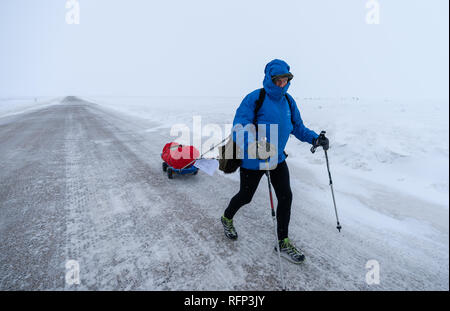 Concorrente sul dempster highway durante il 6633 Arctic Ultra, 2018. Foto Stock