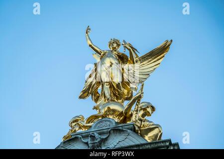 Golden dea della vittoria al Queen Victoria Memorial di fronte a Buckingham Palace di Londra, Gran Bretagna Foto Stock