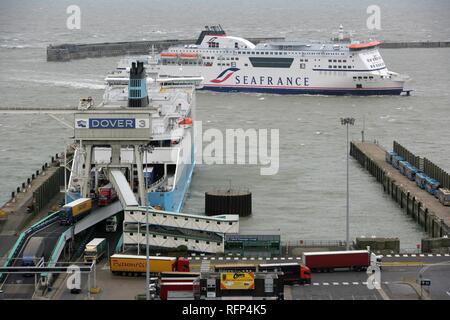 Il traffico dei traghetti nel porto di Dover, Gran Bretagna Foto Stock