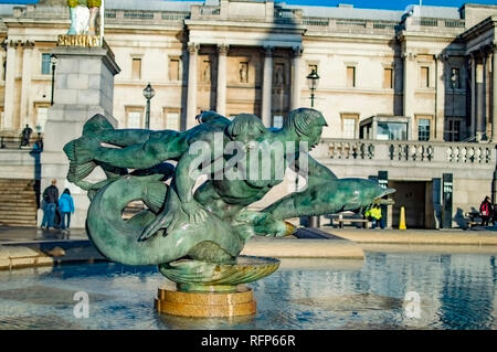 Sirene, mermen, delfino e un bambino scultura fontana a Trafalgar Square a Londra Foto Stock