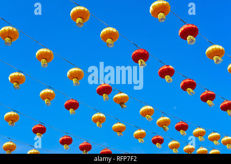 Festosa lanterne cinesi infilate su South Bridge Road, Chinatown, Singapore, in occasione del Capodanno cinese Foto Stock