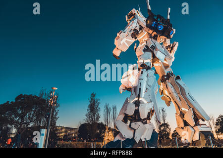 Tokyo, Giappone - Jan 9, 2019: vista posteriore della vita-size Unicorn Gundam statua display a DiverCity Tokyo Plaza Shopping Centre in Odaiba Foto Stock