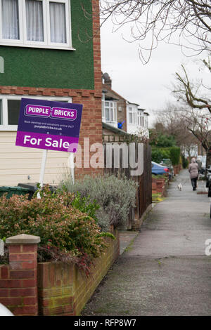 Mattoni di color porpora online basato su web agenti esate segno outide house di Londra Foto Stock