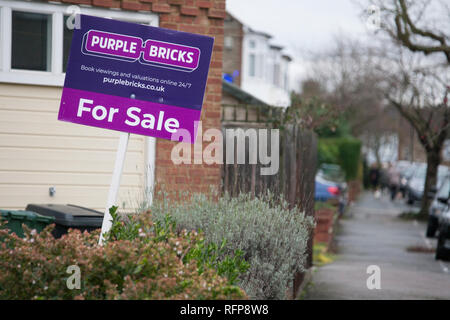 Mattoni di color porpora online basato su web agenti esate segno outide house di Londra Foto Stock