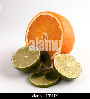 Arancione e la calce e tagliate a metà con la menta. Agrumi isolati su sfondo bianco Foto Stock