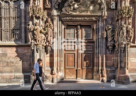 Il portale Saint-Laurent è adornata con un gruppo di statue del martirio del santo nella cattedrale di Strasburgo, Francia Foto Stock