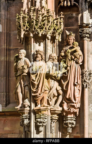 Il portale Saint-Laurent è adornata con un gruppo di statue del martirio del santo nella cattedrale di Strasburgo, Francia Foto Stock