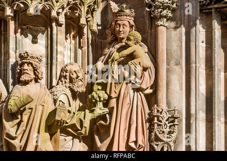 Il portale Saint-Laurent è adornata con un gruppo di statue del martirio del santo nella cattedrale di Strasburgo, Francia Foto Stock