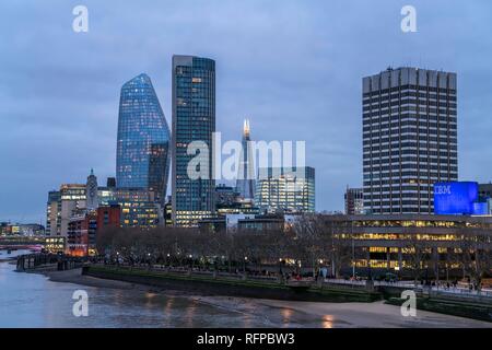 Skyline con il Tamigi all'imbrunire, Londra, Gran Bretagna Foto Stock