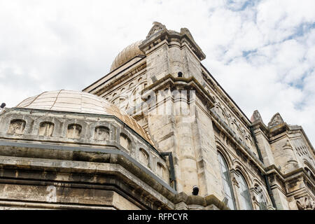 Vista verso l'alto della Dormizione della Madre di Dio nella cattedrale di Varna, Bulgaria contro nuvoloso cielo blu giorno Foto Stock