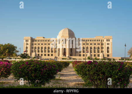La facciata della Omani Corte Suprema di Muscat Foto Stock