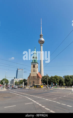 Berlino, Germania - 14 luglio 2018: la gente a piedi su Alexanderplatz di Berlino con la torre della TV o Fernsehturm, Park Inn hotel e Santa Maria la Chiesa o Marie Foto Stock