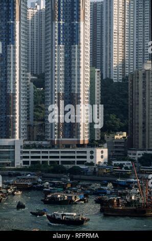 Porto con il sampans e gli edifici residenziali, Aberdeen, Hongkong, Isola di Hong Kong, Cina Foto Stock