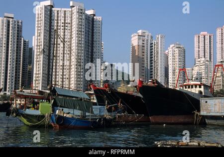 Porto con il sampans e gli edifici residenziali, Aberdeen, Hongkong, Isola di Hong Kong, Cina Foto Stock