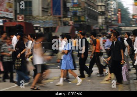 Pedoni in Nathan Road, Kowloon, Hong Kong, Cina Foto Stock