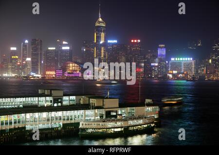 Vista da Kowloon, Tsim Sha Tsui lato, allo skyline di Hong Kong Island. Star Ferry Terminal, Honkong, Cina Foto Stock