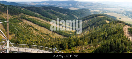 Favolose viste panoramiche sulle montagne e foreste. Vista dal ponte di osservazione Stezka v oblacich - Sky a piedi nel villaggio ceca di Dolni Morava. Un Foto Stock
