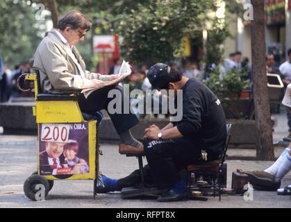 CHL, Cile, Santiago de Cile: shoeblack, zona pedonale Paseo Ahumada. Foto Stock