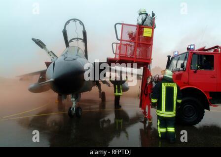 DEU, Repubblica federale di Germania, Lagerlechfeld: esercitazione di soccorso dell'aeroporto servizio antincendio del German Airforce. Un combattente Foto Stock