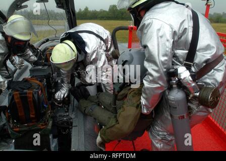 DEU, Repubblica federale di Germania, Lagerlechfeld: esercitazione di soccorso dell'aeroporto servizio antincendio del German Airforce. Un combattente Foto Stock