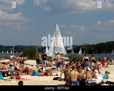 DEU, Germania, Essen : lago Baldeneysee, fiume Ruhr. Artificiale di spiaggia di sabbia per la refrigerazione e divertimento presso la riva della Ruhr. Seaside Beach Foto Stock