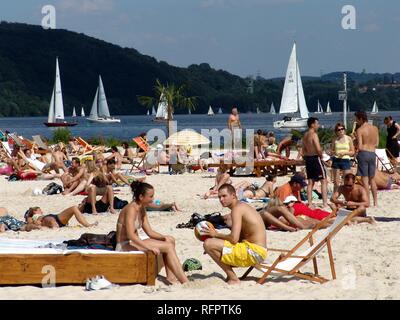 DEU, Germania, Essen : lago Baldeneysee, fiume Ruhr. Artificiale di spiaggia di sabbia per la refrigerazione e divertimento presso la riva della Ruhr. Seaside Beach Foto Stock