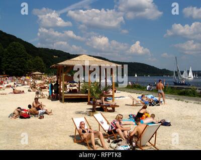 DEU, Germania, Essen : lago Baldeneysee, fiume Ruhr. Artificiale di spiaggia di sabbia per la refrigerazione e divertimento presso la riva della Ruhr. Seaside Beach Foto Stock