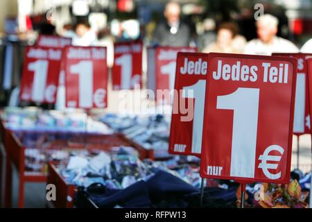 DEU, Germania, Gelsenkirchen: molto a buon mercato offerte di un discount. Ogni pezzo per 1 Euro. Foto Stock