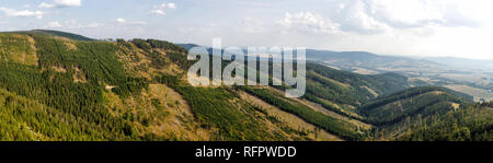 Bella vista panoramica dall'attrazione turistica - piattaforma di osservazione Stezka v oblacích - Sky a piedi nel villaggio ceca di Dolni Morava. Bella p Foto Stock