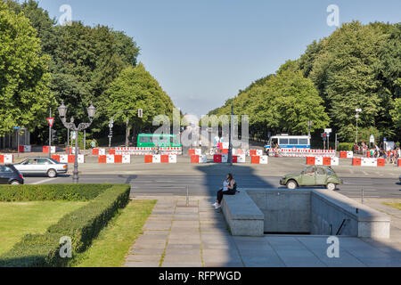 Berlino, Germania - 14 luglio 2018: polizia pattuglia di autobus football fan zone della Coppa del Mondo FIFA 2018 in parco Tiergarten vicino al cancello Bgandenburg. Berlino è Foto Stock