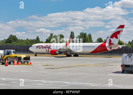 Berlino, Germania - 15 luglio 2018: Air Canada Boeing 767-300ER piano passeggero in Rouge di colori a Tegel Otto Lilienthal international airport. Rouge è Foto Stock