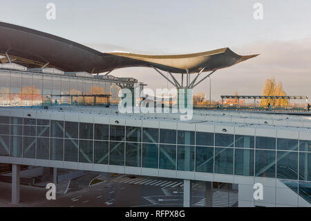 BORYSPIL, Ucraina - 13 novembre 2018: Boryspil International Airport Terminal D edificio. È il paese più grande aeroporto, servizio aereo passeggeri tr Foto Stock