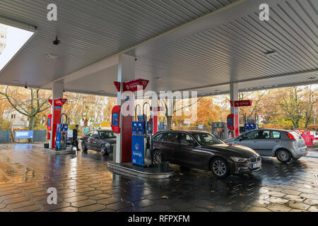 Berlino, Germania - 13 novembre 2018: Driver riempire le vetture al distributore ESSO. Fondata nel 1912 negli Stati Uniti, il nome è un acronimo di stato orientale Foto Stock