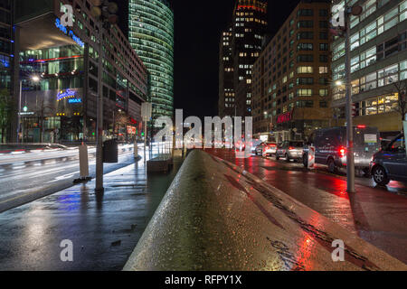 Berlino, Germania - 13 novembre 2018: notte stars Boulevard su Potsdamer Platz. Monumento a la famosa industria del divertimento. Foto Stock