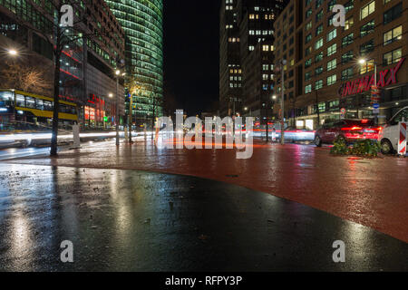 Berlino, Germania - 13 novembre 2018: notte stars Boulevard su Potsdamer Platz. Monumento a la famosa industria del divertimento. Foto Stock