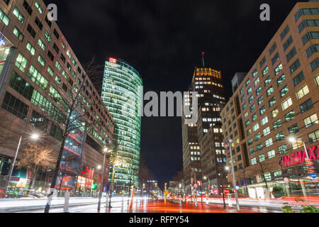 Berlino, Germania - 13 novembre 2018: notte stars Boulevard su Potsdamer Platz. Monumento a la famosa industria del divertimento. Foto Stock