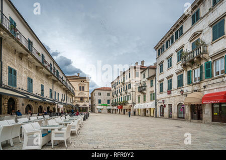 Kotor, Montenegro - Aprile 2018 : Piazza Storica di armi nella Città Vecchia Foto Stock